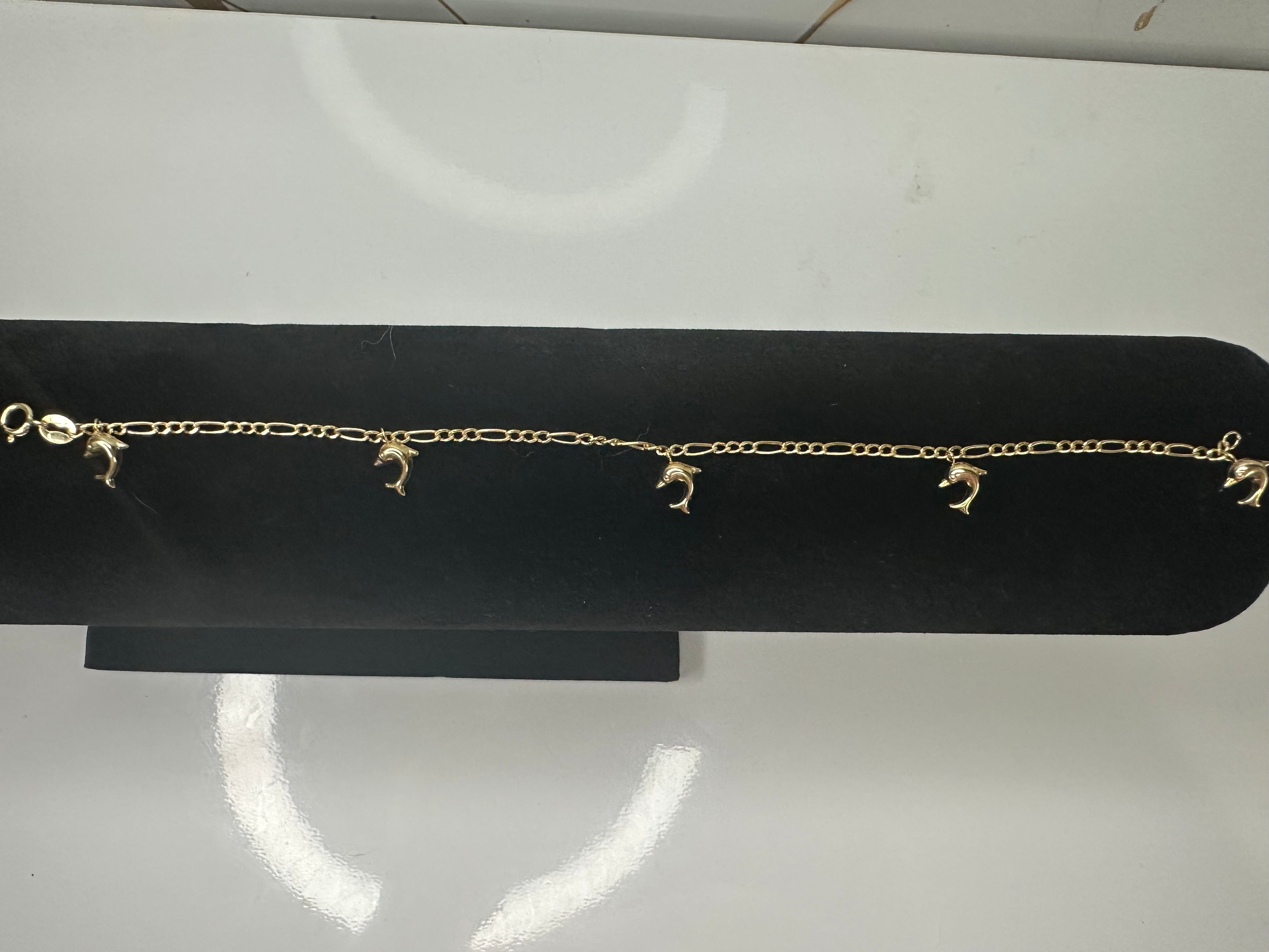 Manilla Figaro de Oro 10K con Cinco Delfines Colgantes - Size 7