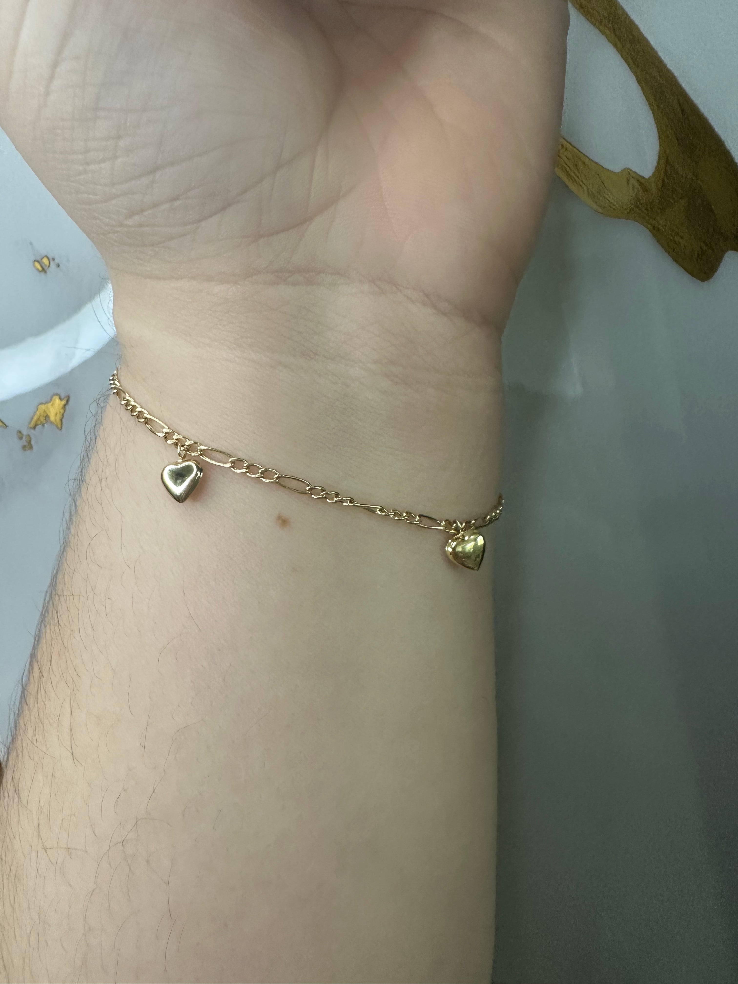 Manilla Figaro de Oro 10K con Cinco Corazones Colgantes – Talla 7