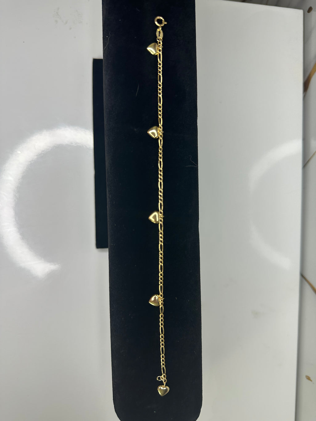 Manilla Figaro de Oro 10K con Cinco Corazones Colgantes – Talla 7