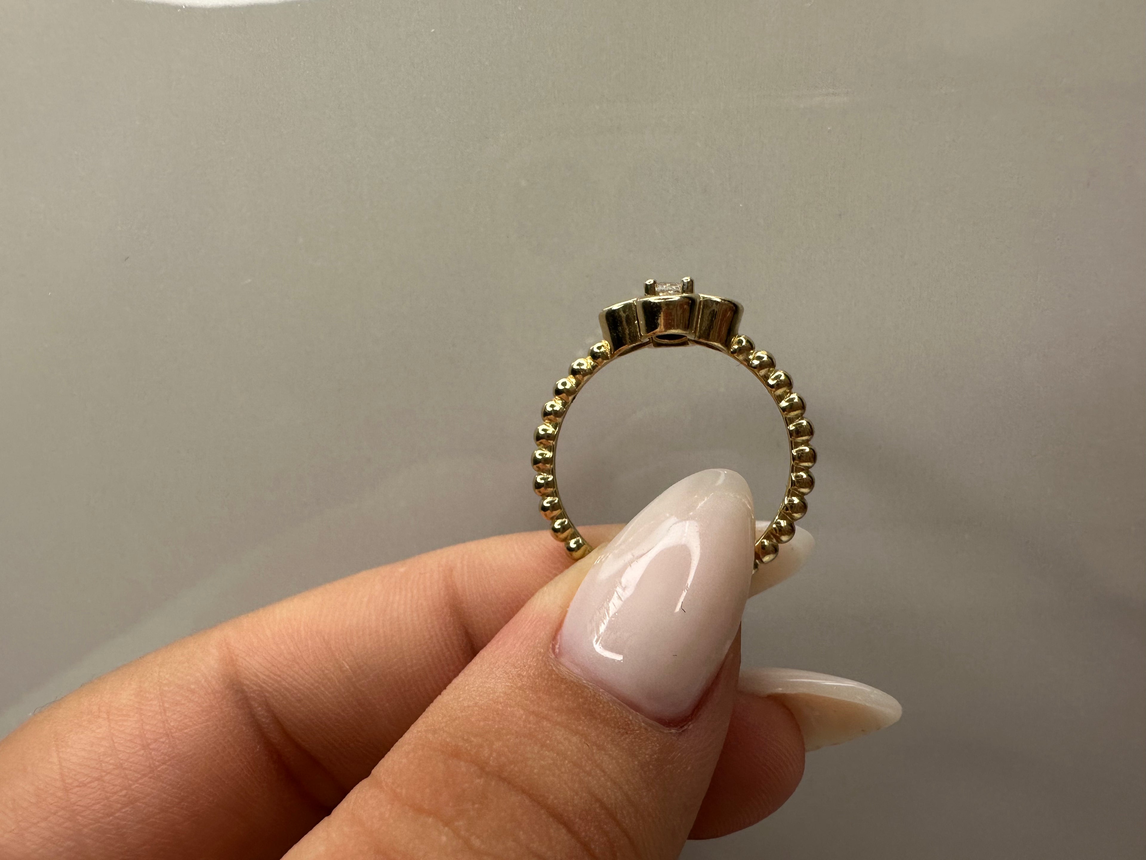Anillo de Flor Negra para Mujer – Oro 10K | Talla 7