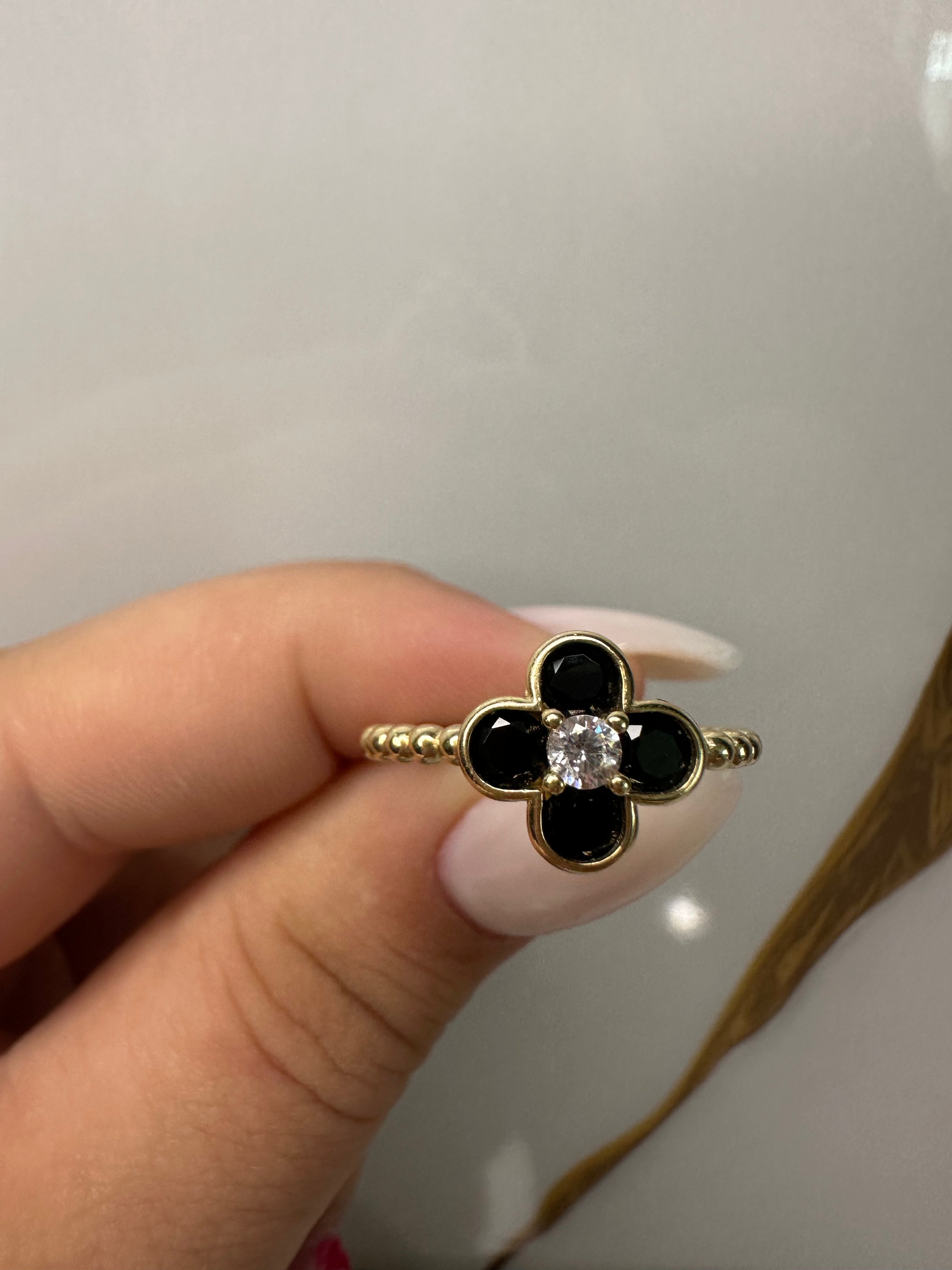 Anillo de Flor Negra para Mujer – Oro 10K | Talla 7