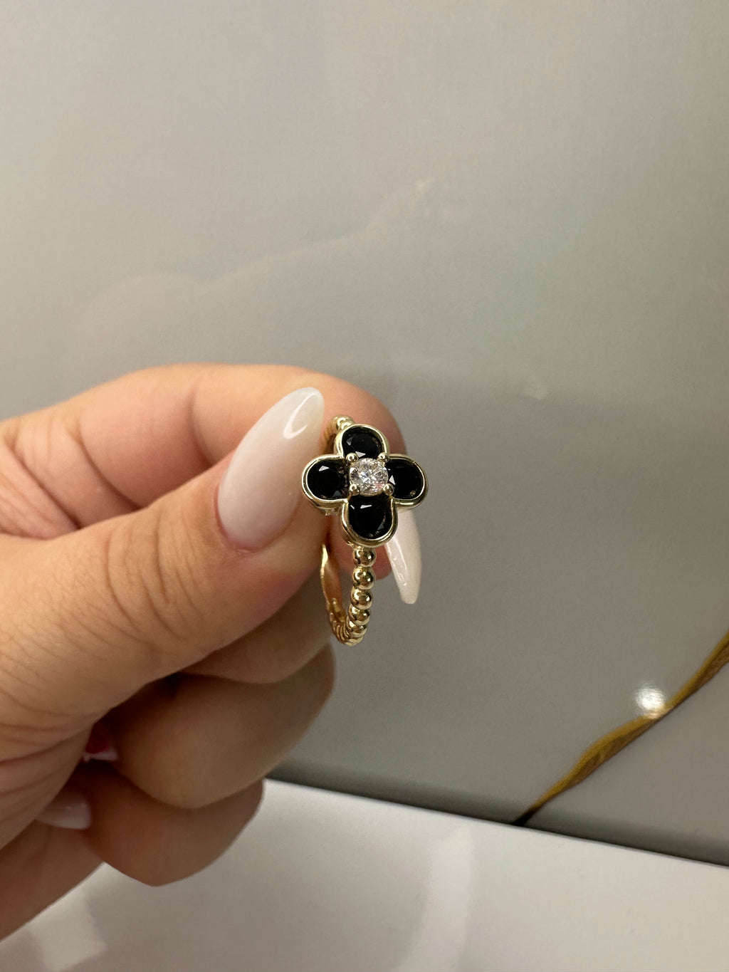 Anillo de Flor Negra para Mujer – Oro 10K | Talla 7
