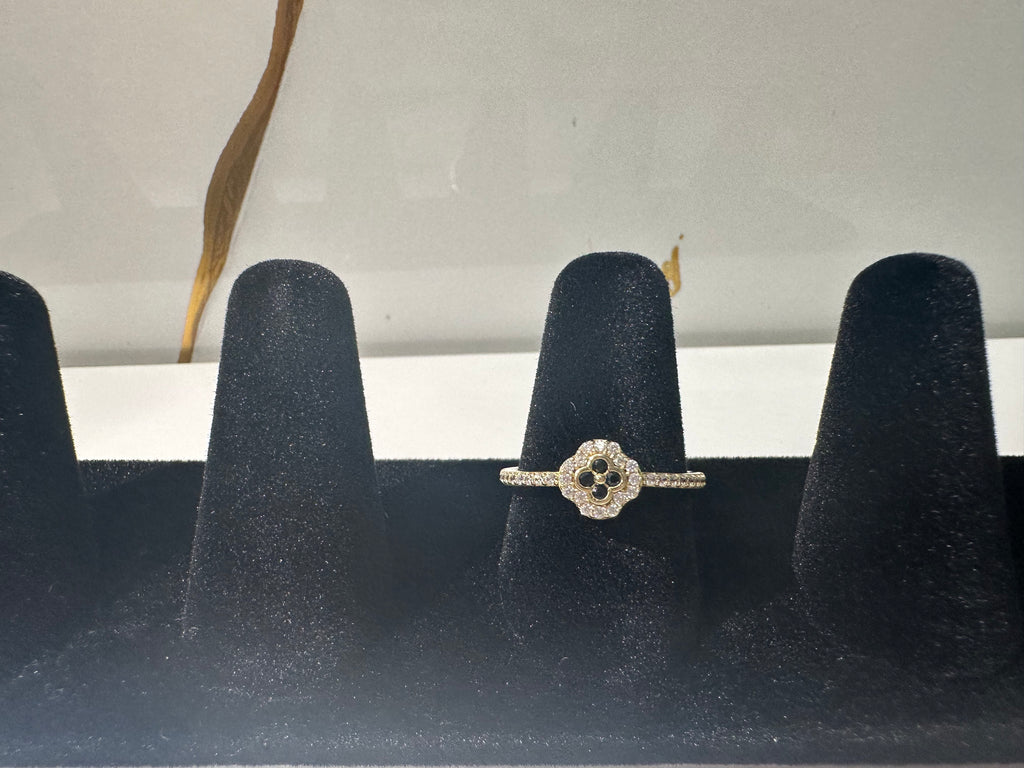 Anillo de Flor Negra para Mujer con Piedras – Oro 10K | Talla 7.5