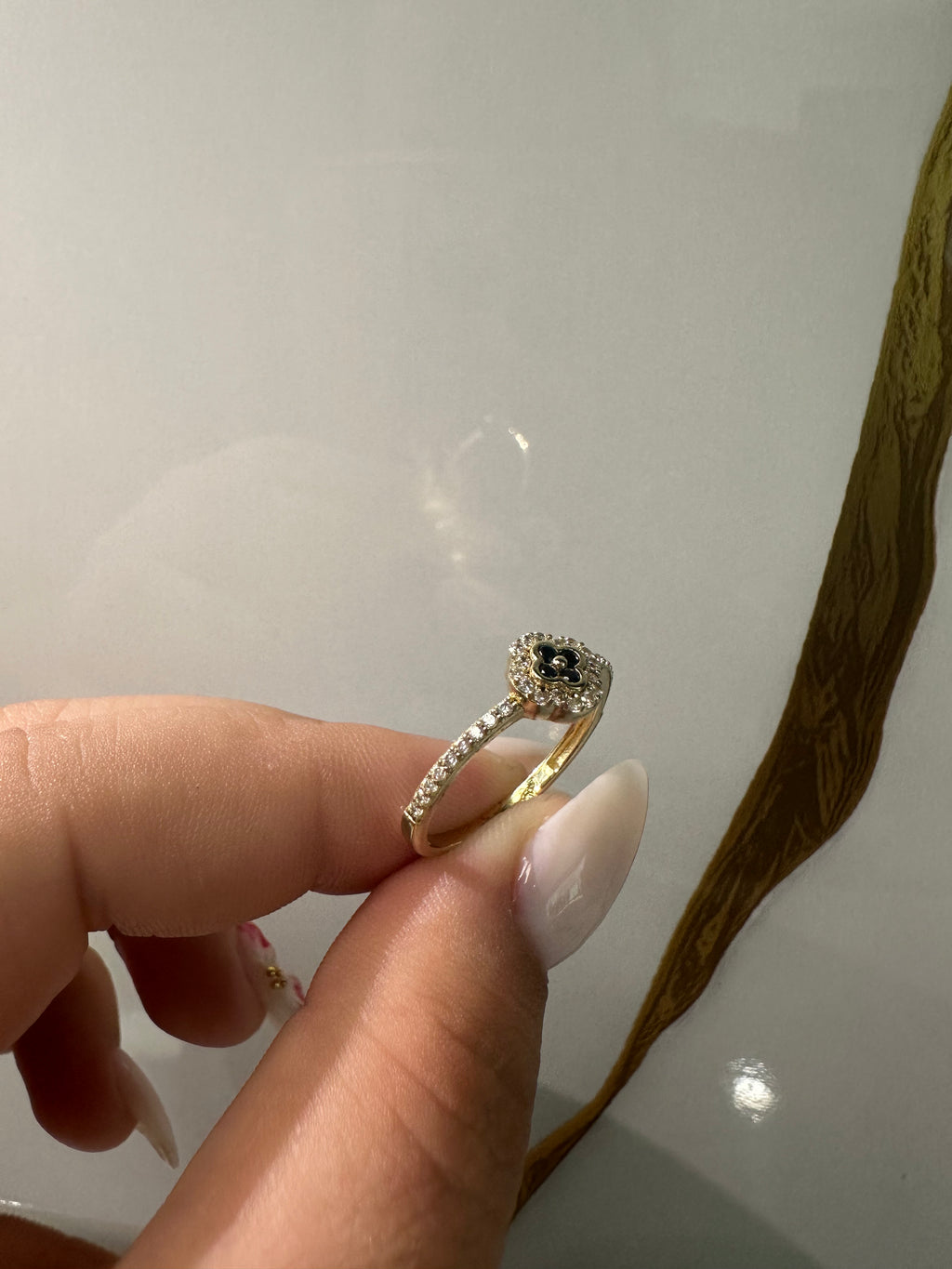 Anillo de Flor Negra para Mujer con Piedras – Oro 10K | Talla 7.5