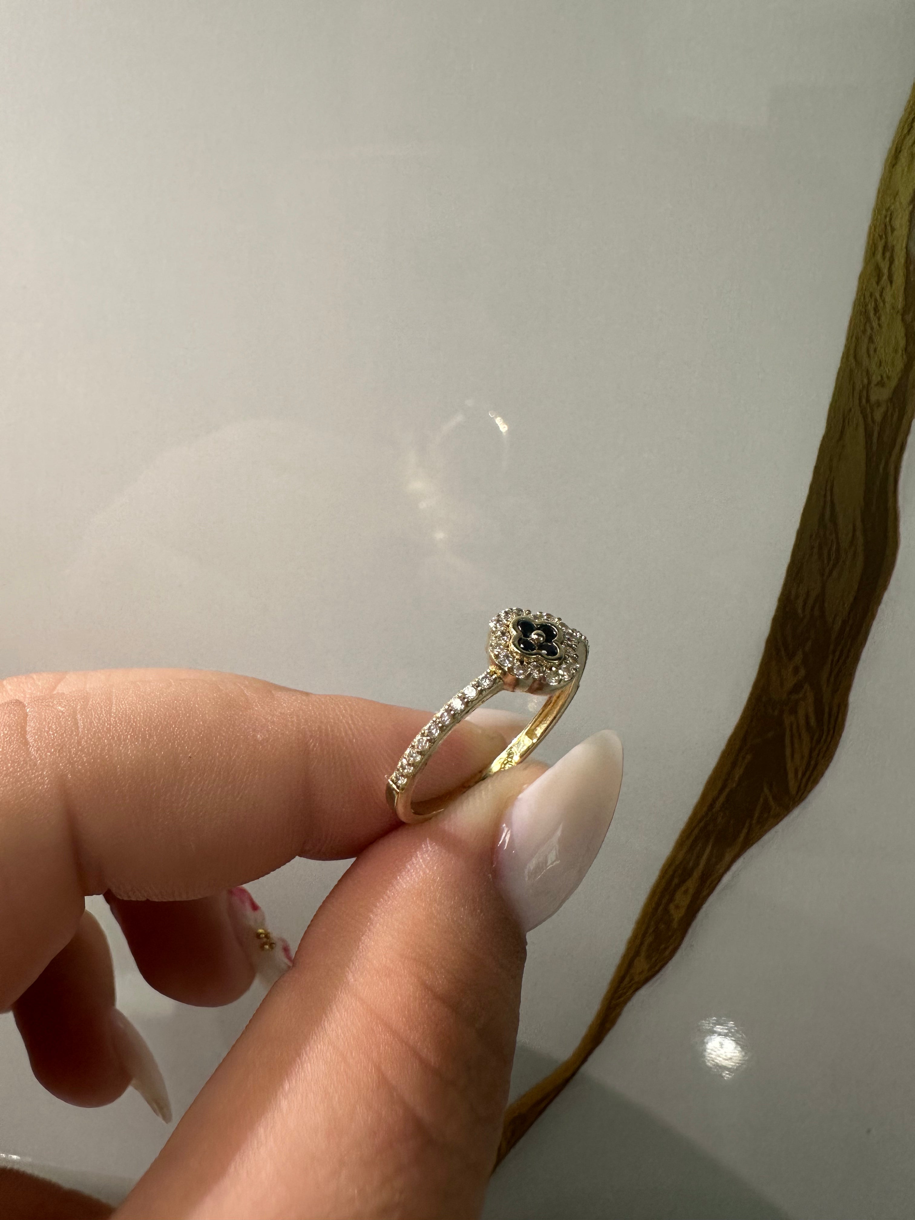 Anillo de Flor Negra para Mujer con Piedras – Oro 10K | Talla 7.5