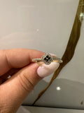 Anillo de Flor Negra para Mujer con Piedras – Oro 10K | Talla 7.5