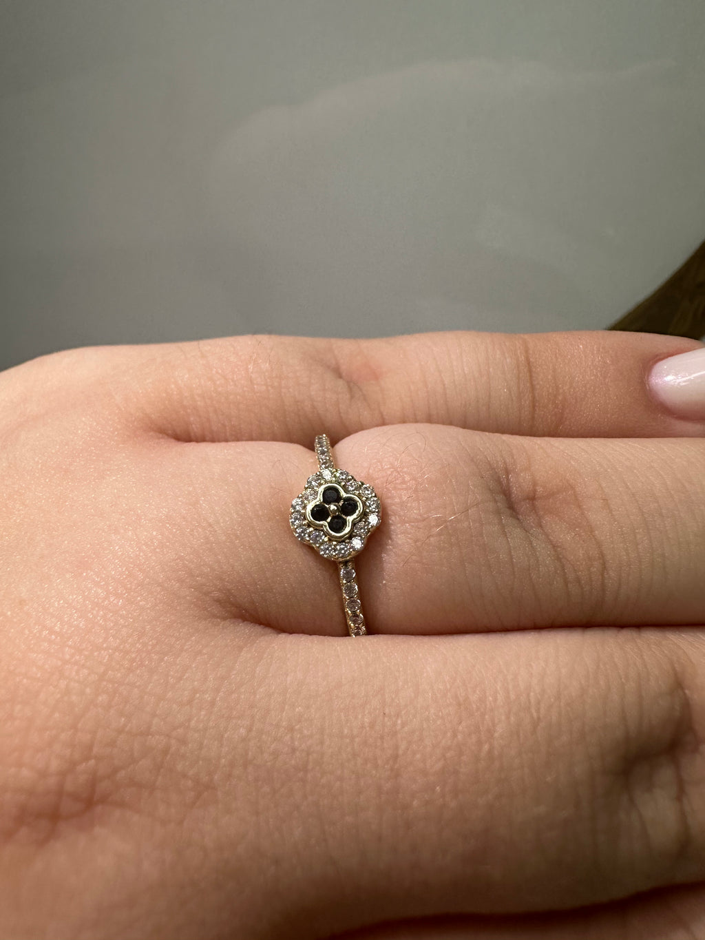 Anillo de Flor Negra para Mujer con Piedras – Oro 10K | Talla 7.5