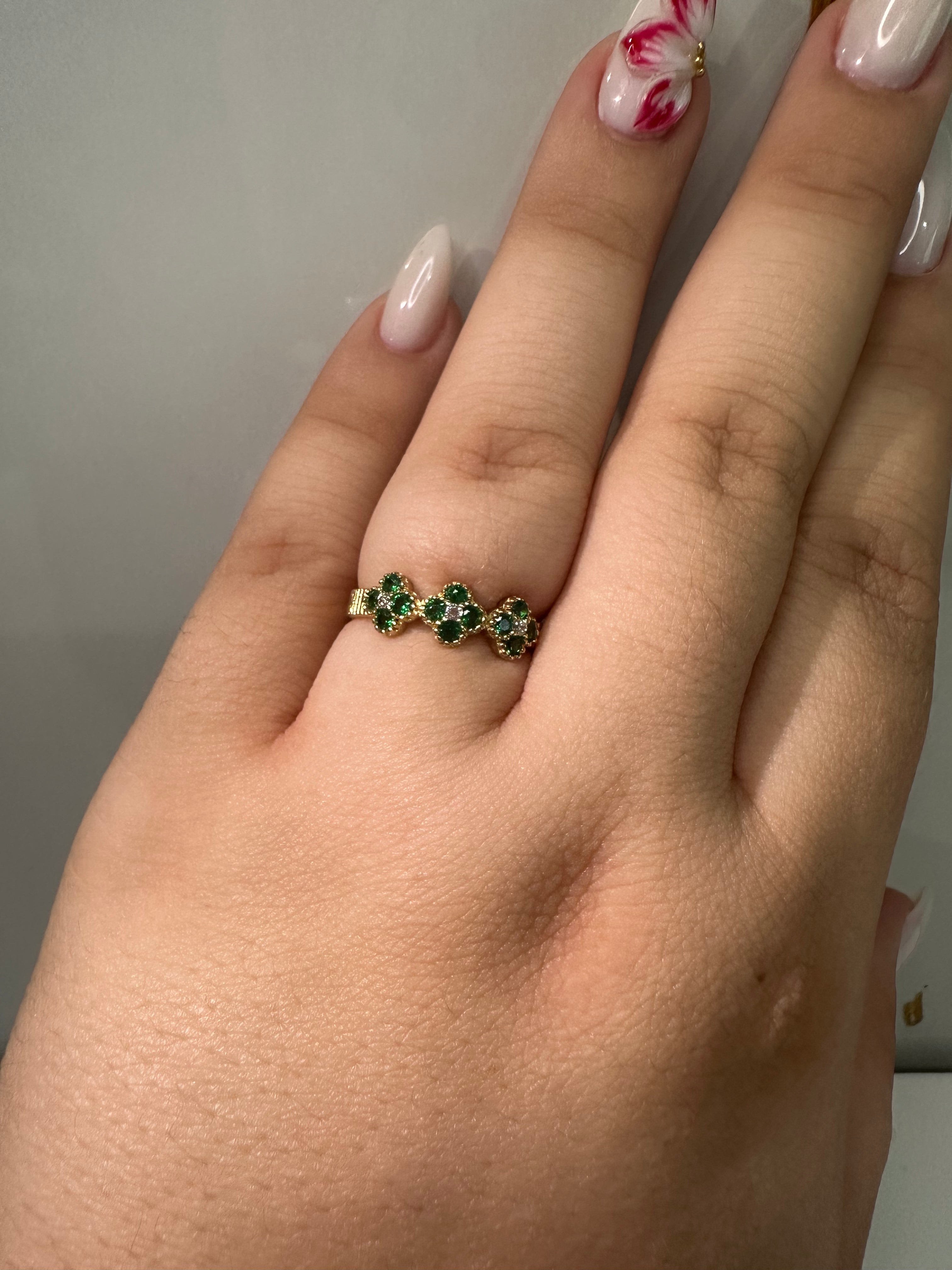 Anillo de Tres Flores Verdes para Mujer – Oro 10K | Talla 7