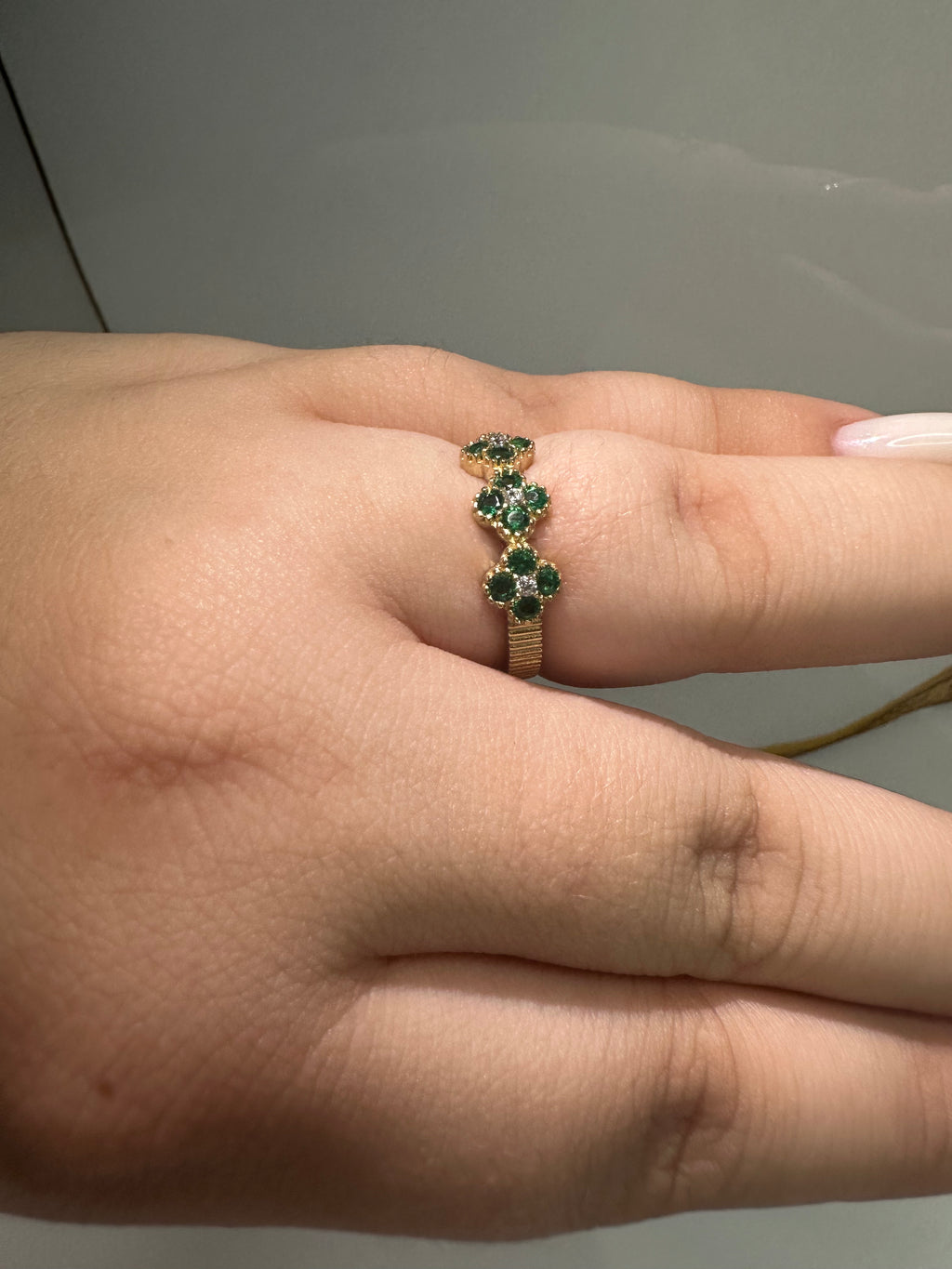 Anillo de Tres Flores Verdes para Mujer – Oro 10K | Talla 7