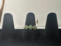 Anillo de Tres Flores Verdes para Mujer – Oro 10K | Talla 7