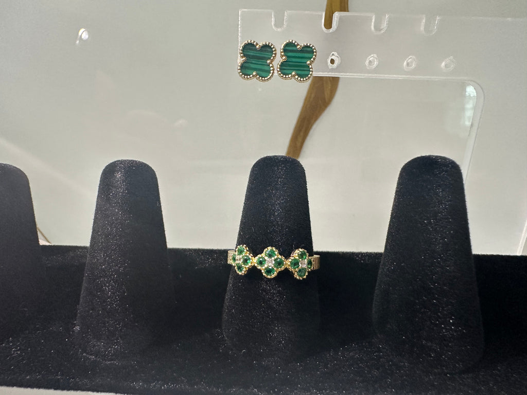 Anillo de Tres Flores Verdes para Mujer – Oro 10K | Talla 7