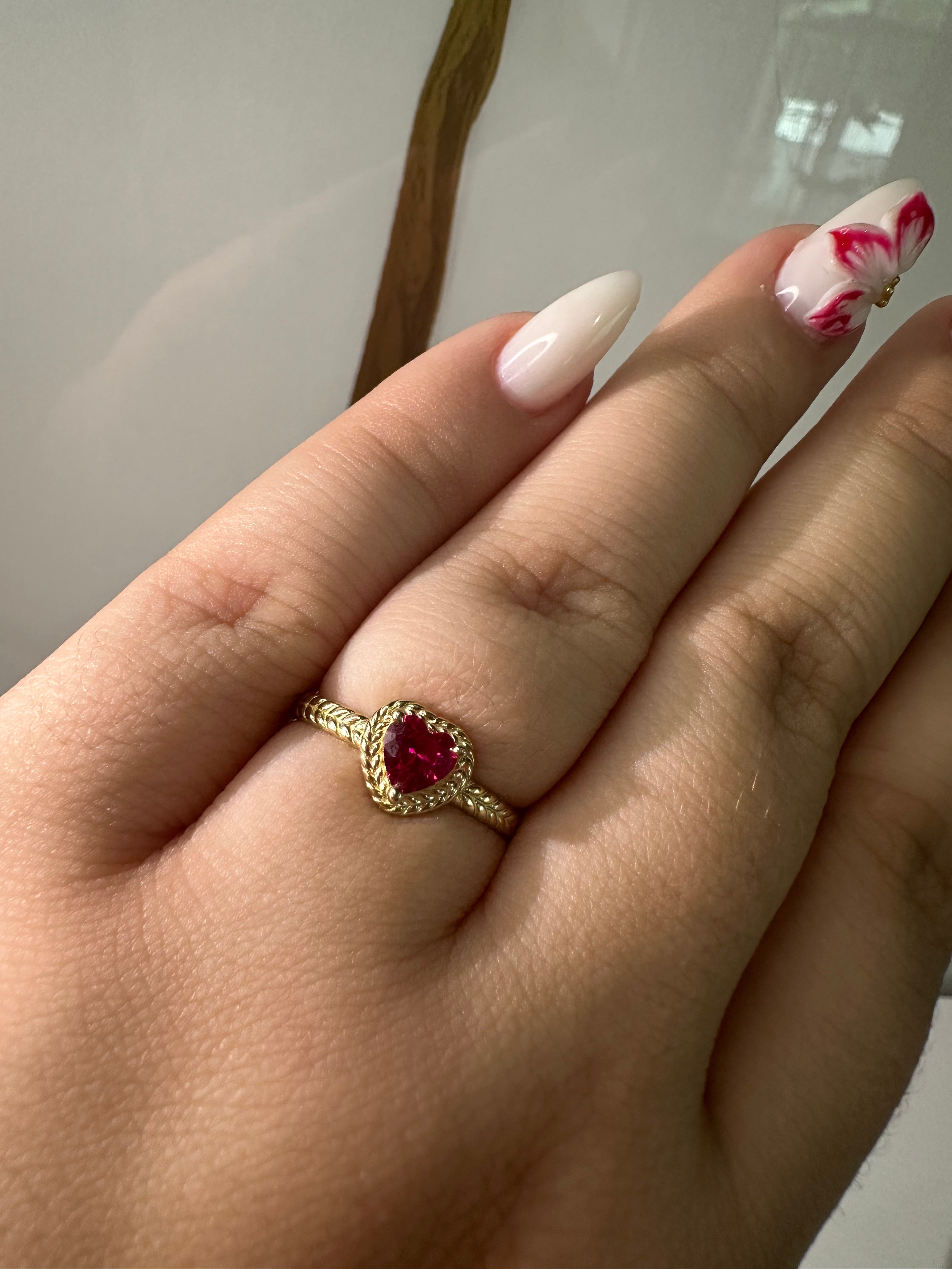 Anillo de Corazón Rojo para Mujer – Oro 10K | Talla 7