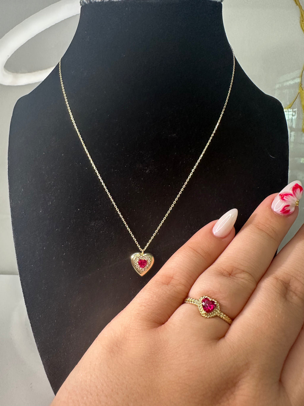 Anillo de Corazón Rojo para Mujer – Oro 10K | Talla 7