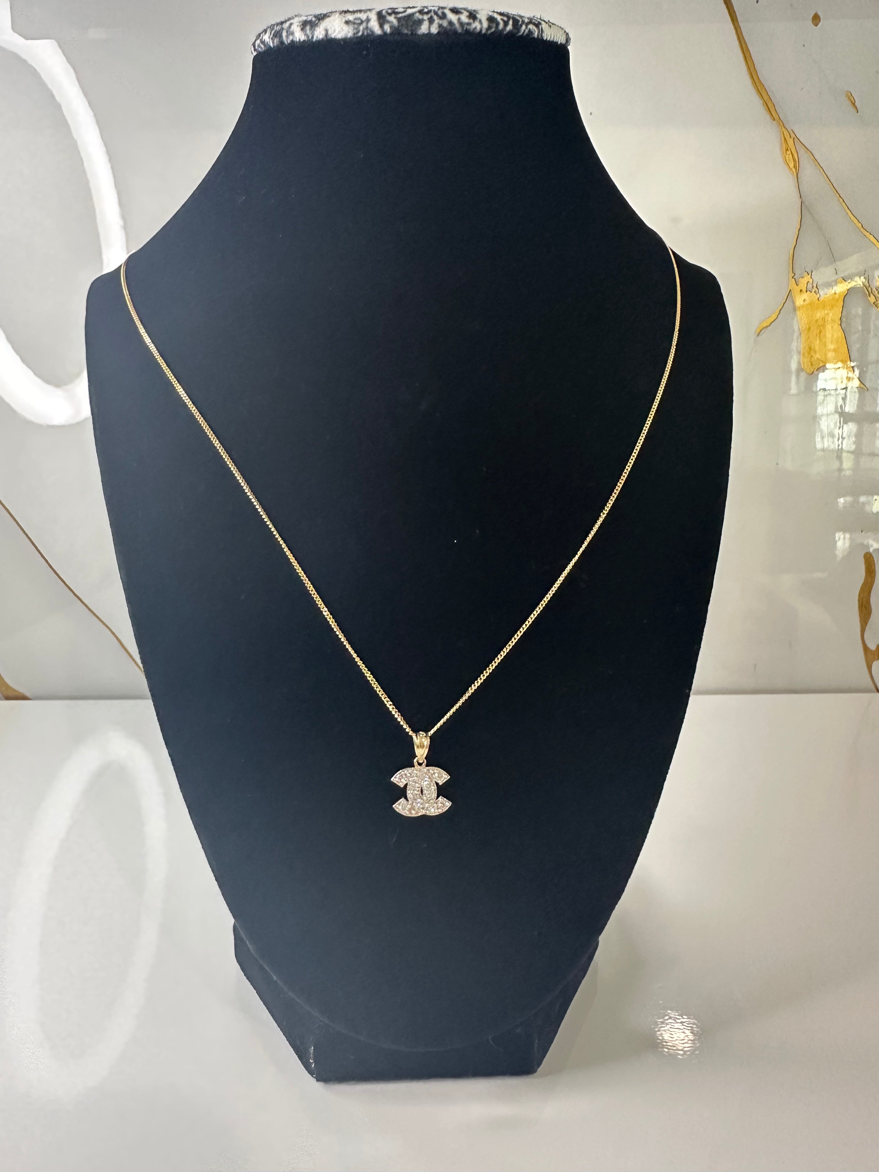 Cadena con Dije de Doble CC con Zirconias – Oro 10k, 20"