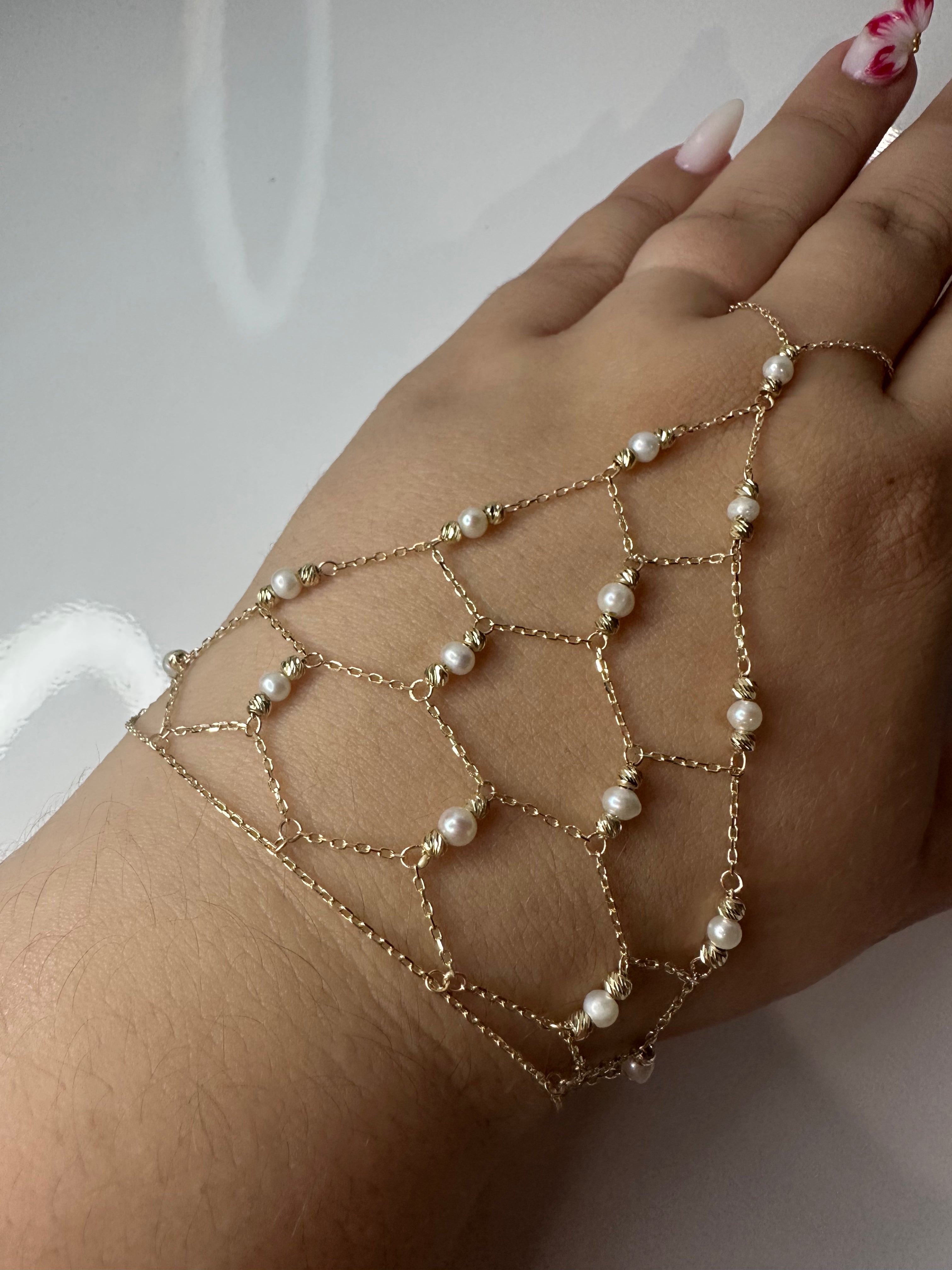 Pulsera Anillo (Hand Chain) con Perlas – Oro 10K