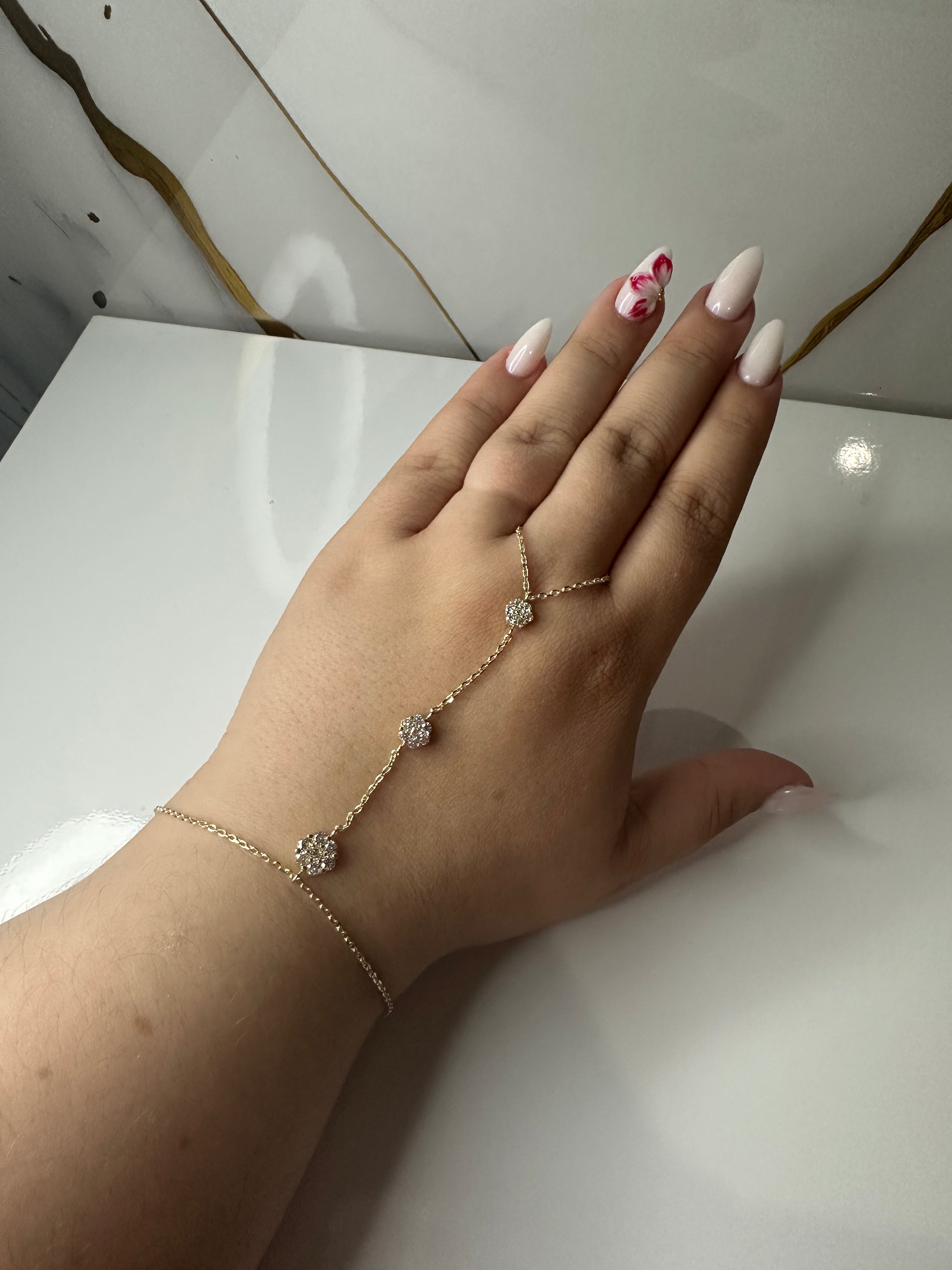 Pulsera Anillo (Hand Chain) con Flores Redondas – Oro 10K