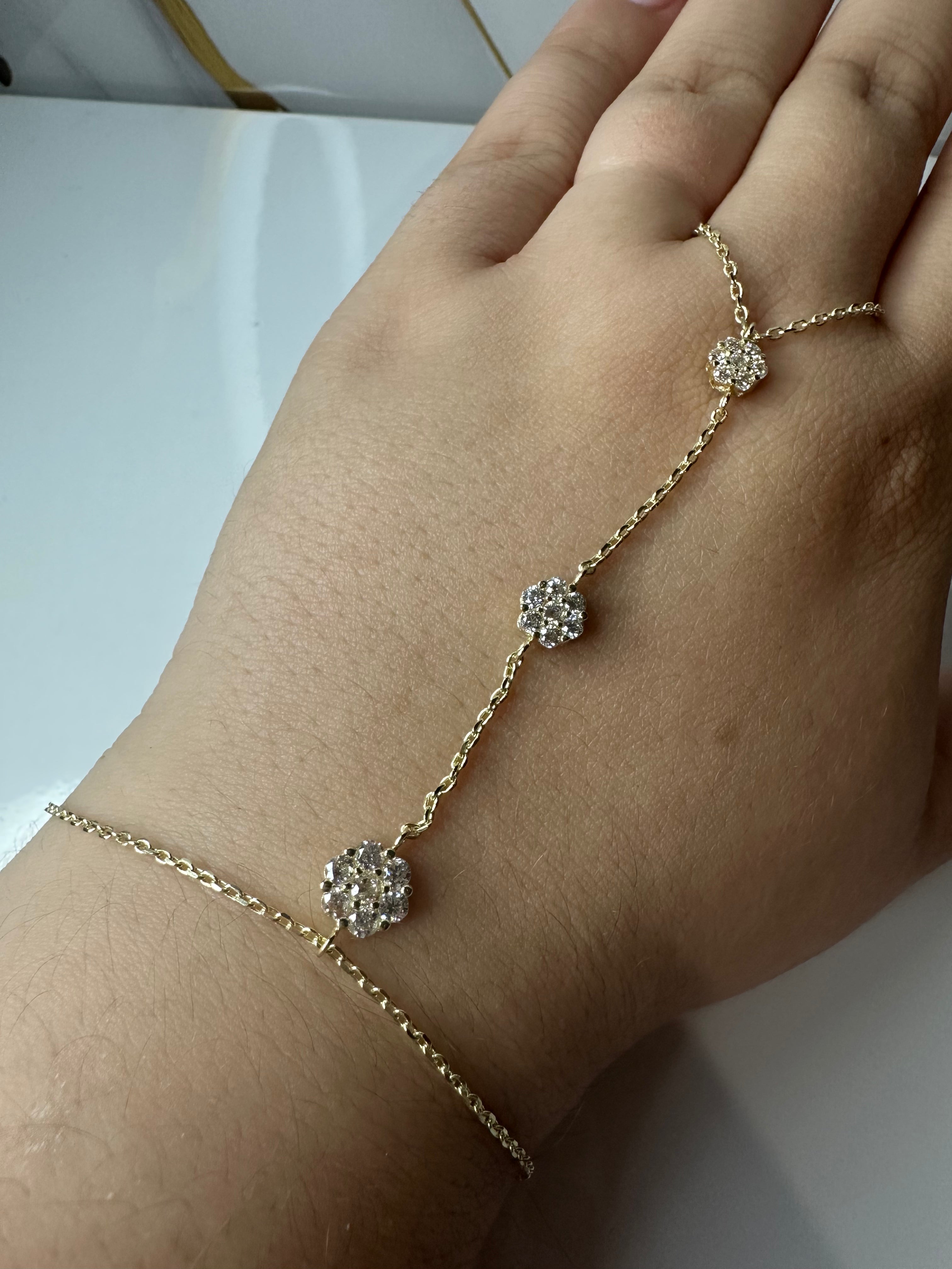 Pulsera Anillo (Hand Chain) con Flores Redondas – Oro 10K