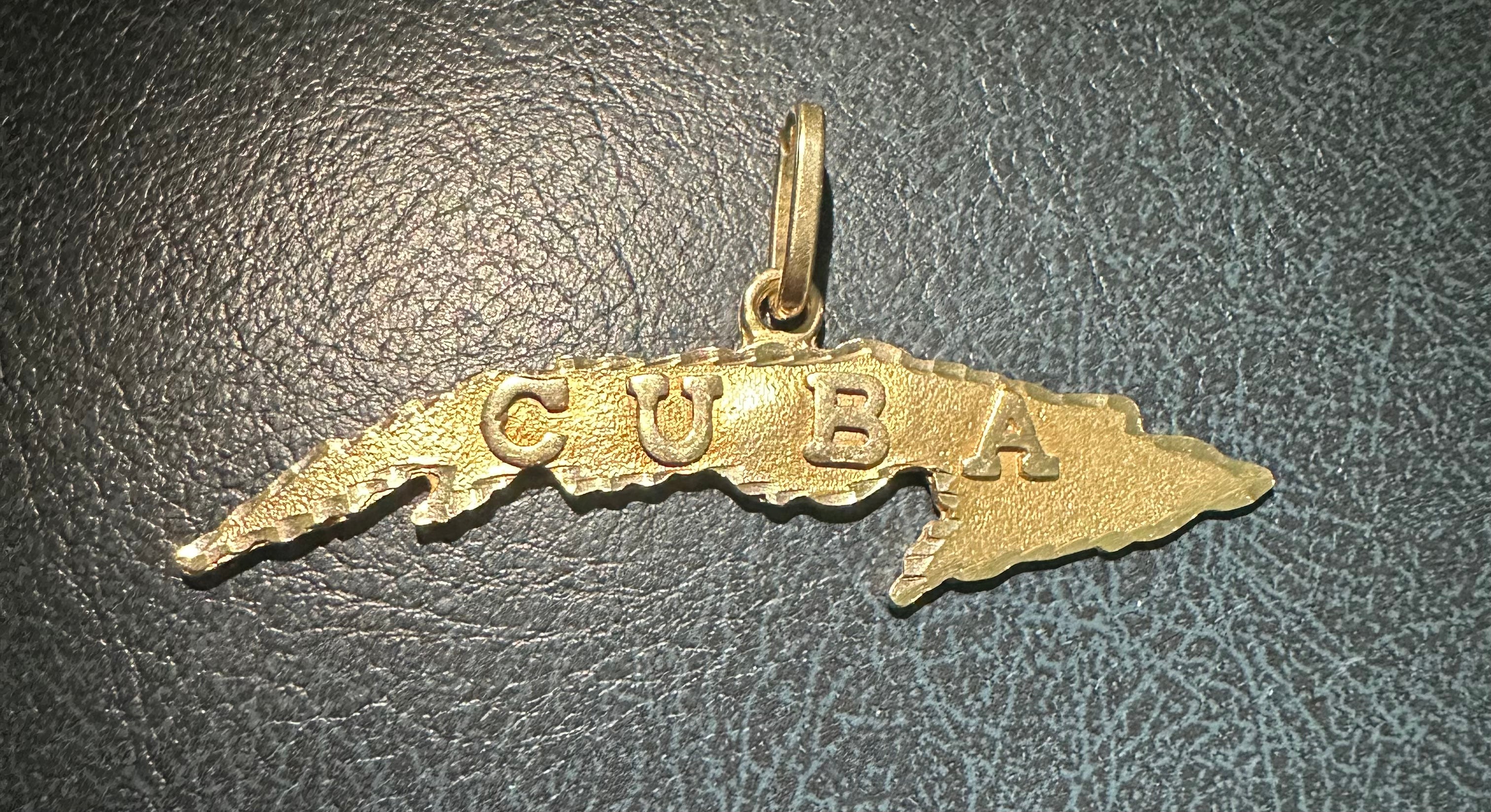 Dije Mapa de Cuba con Letras "CUBA" en Oro Sólido 14K