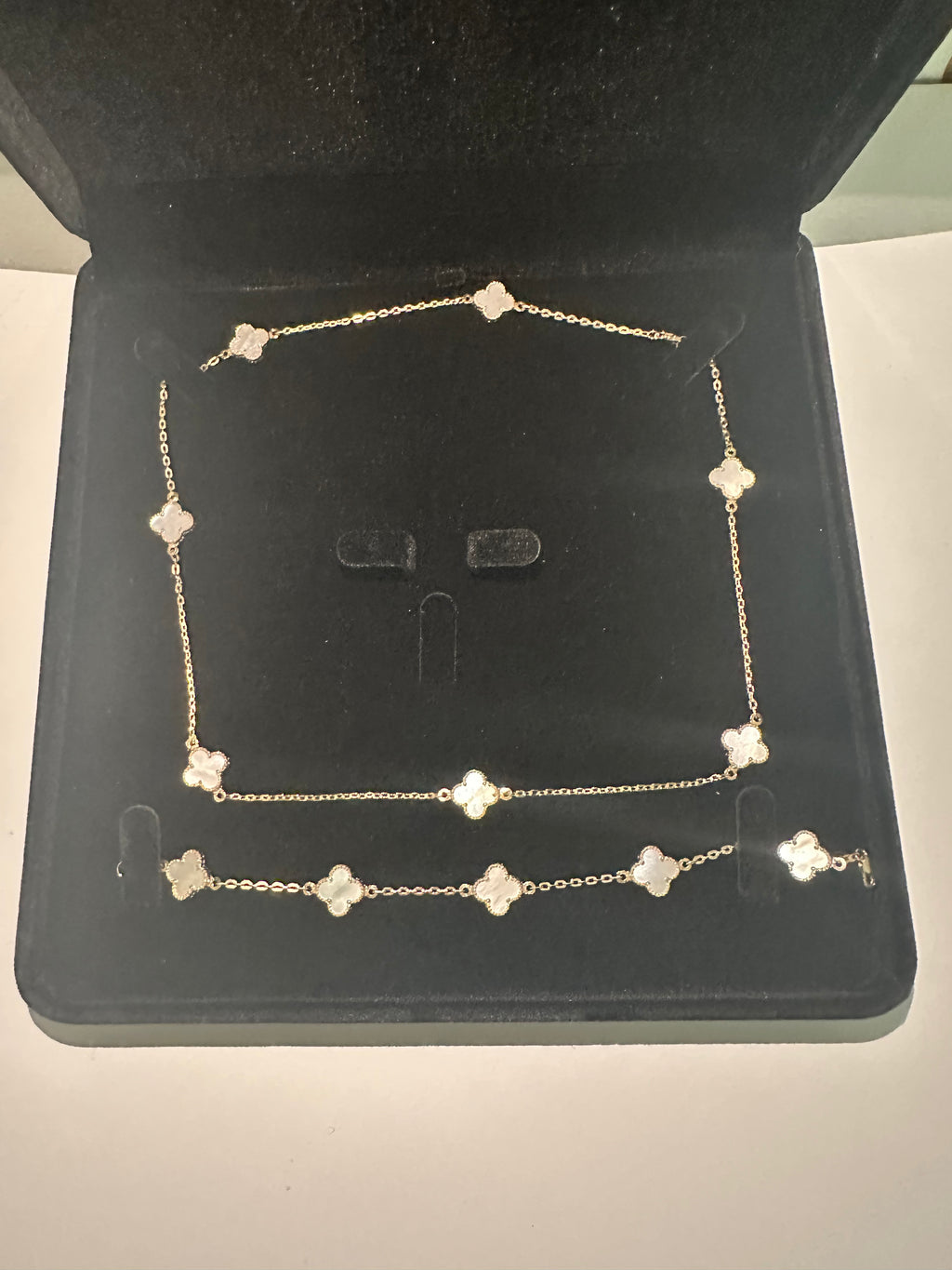 Set de Collar y Pulsera Trébol Blanco – Oro 10K