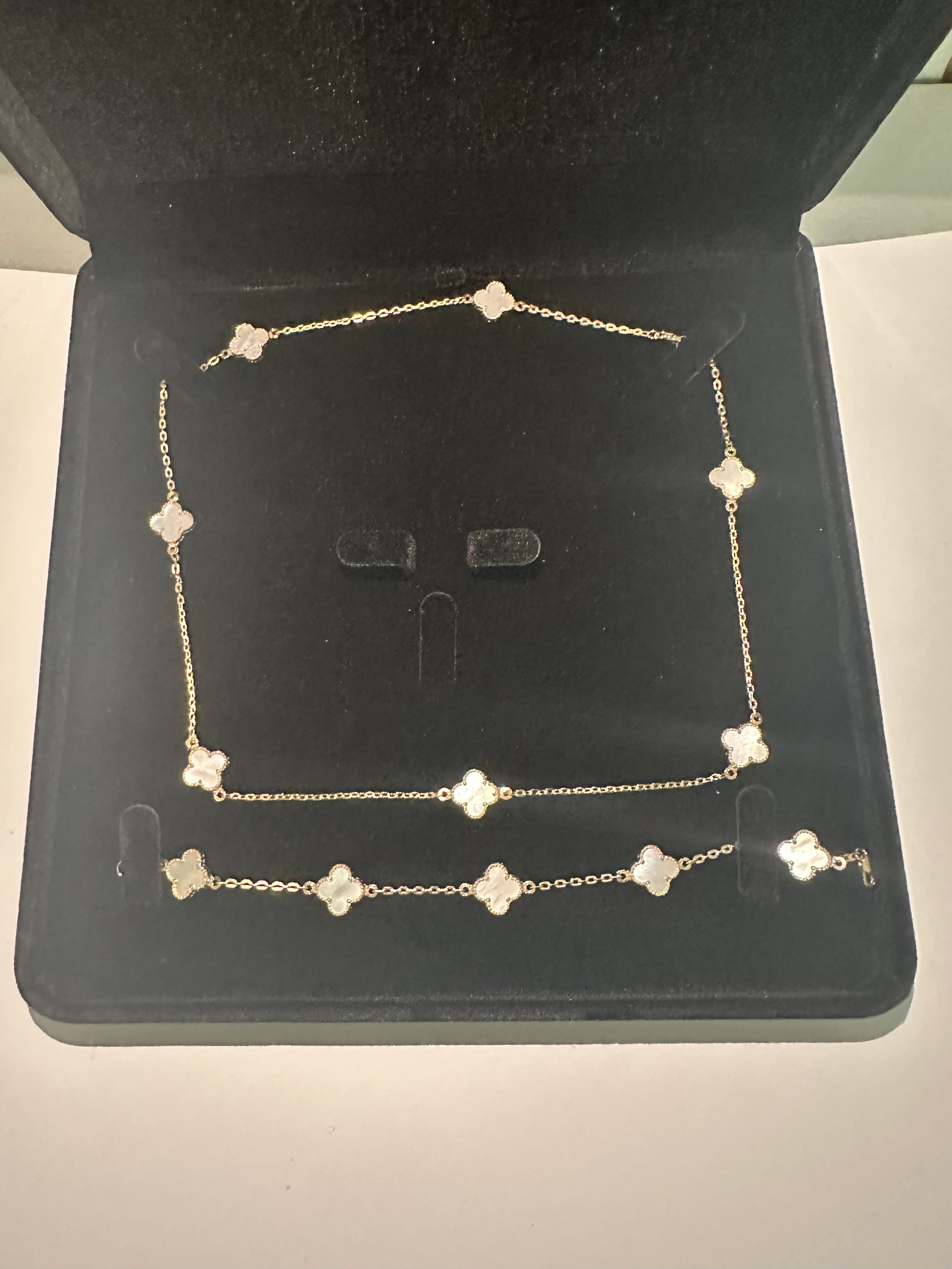 Set de Collar y Pulsera Trébol Blanco – Oro 10K