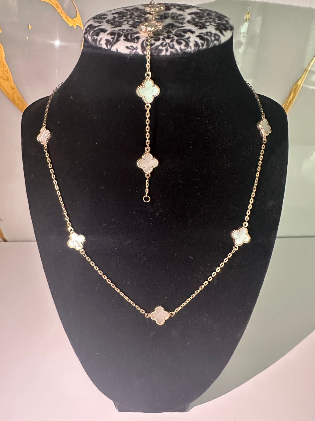 Set de Collar y Pulsera Trébol Blanco – Oro 10K