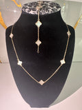 Set de Collar y Pulsera Trébol Blanco – Oro 10K