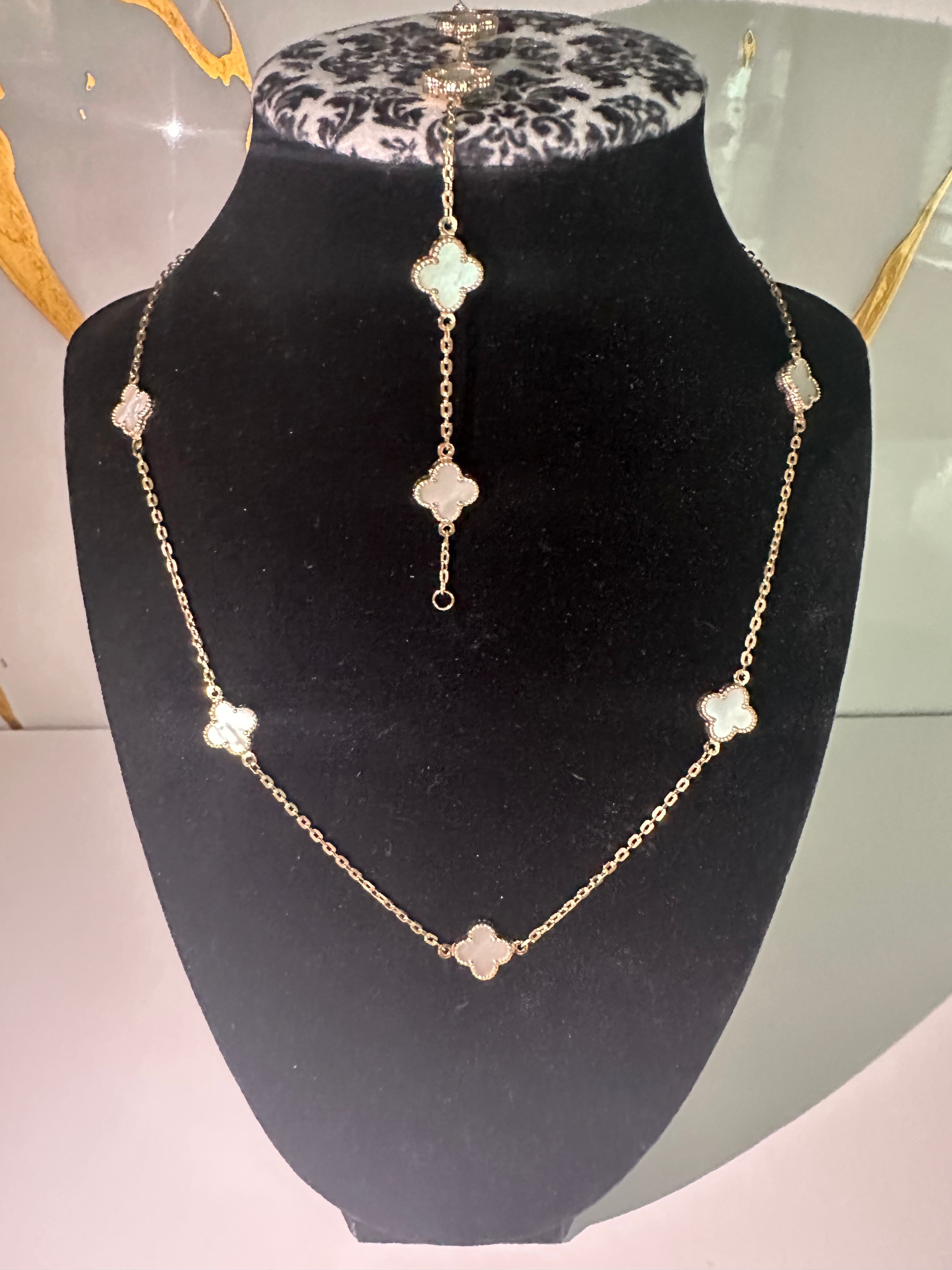 Set de Collar y Pulsera Trébol Blanco – Oro 10K