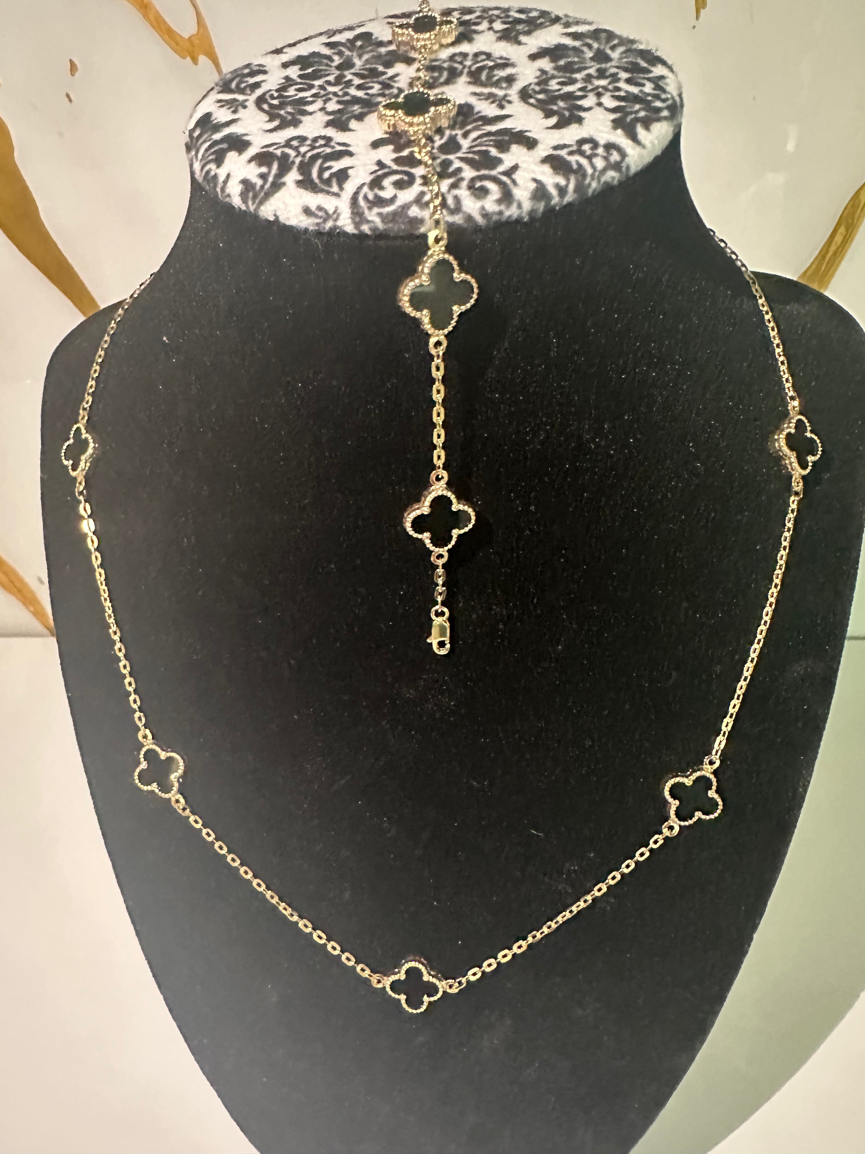 Set de Collar y Pulsera de Flores Negras – Oro 10K