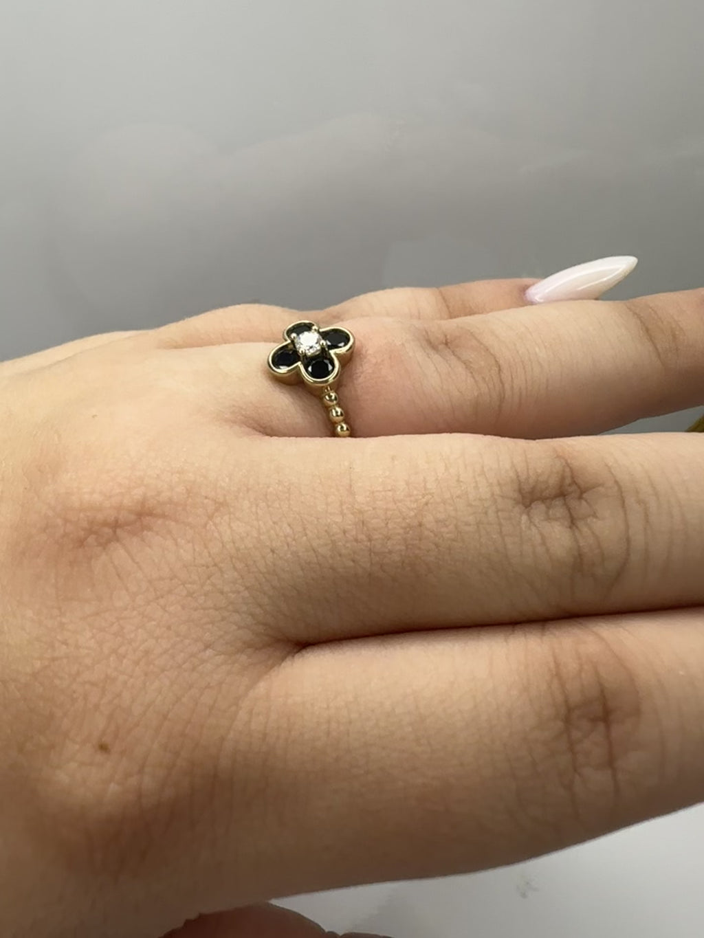 Anillo de Flor Negra para Mujer – Oro 10K | Talla 7