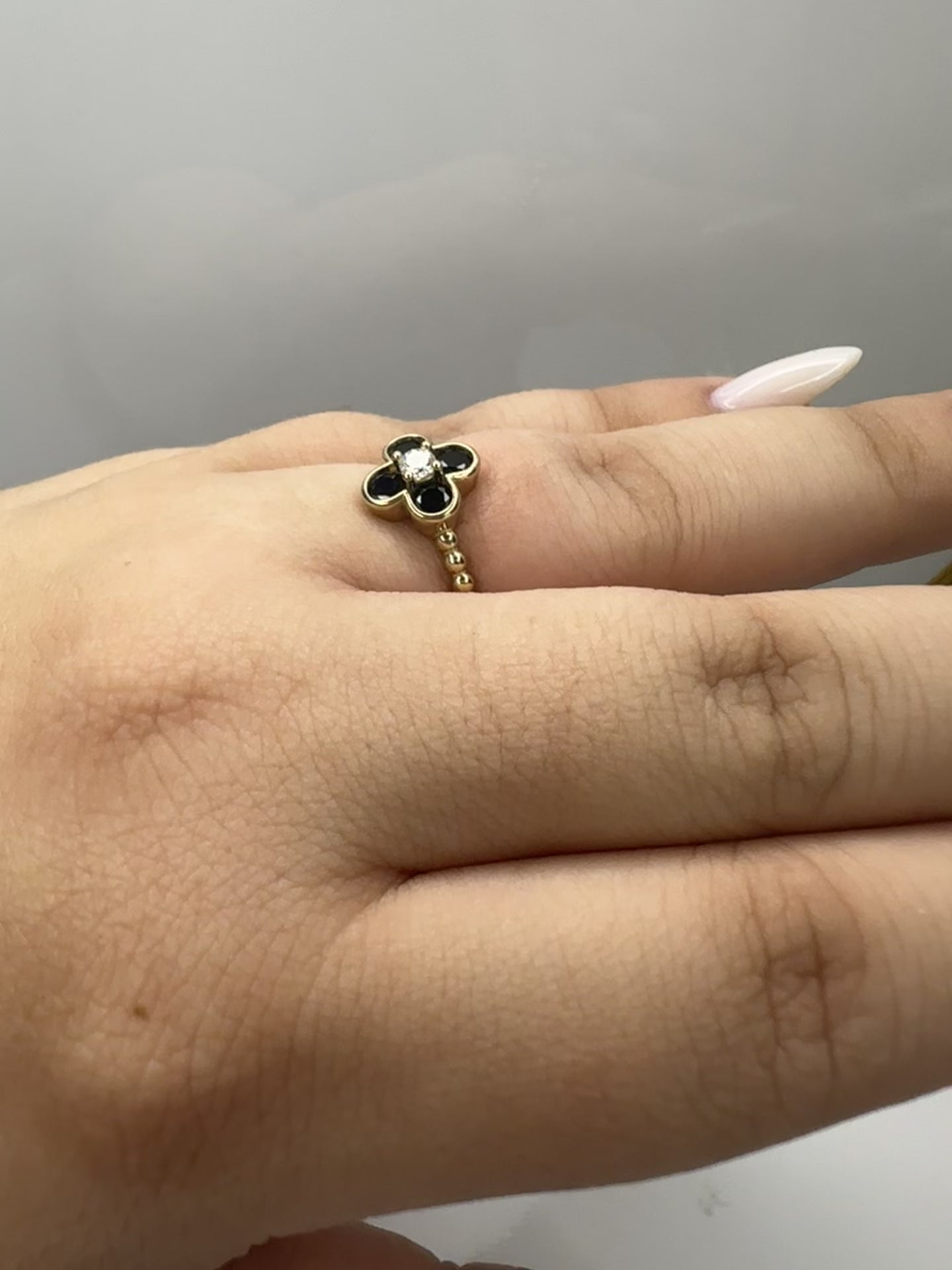 Anillo de Flor Negra para Mujer – Oro 10K | Talla 7