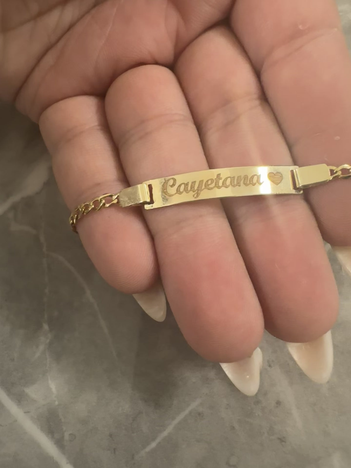 Manilla corte Brillo para Bebé Personalizable – Oro 10K | Placa para Grabar Nombre